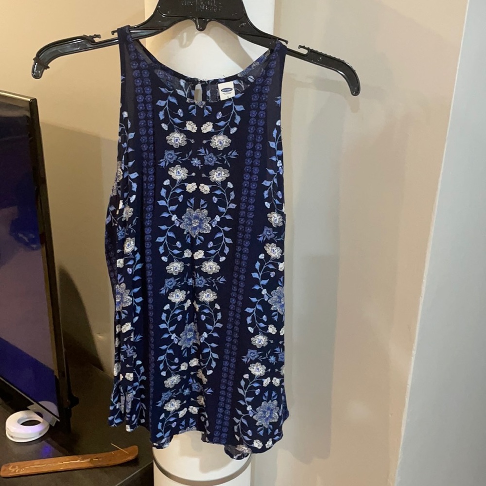 Really pretty floral tank top. Buttons in the back and is flowy.